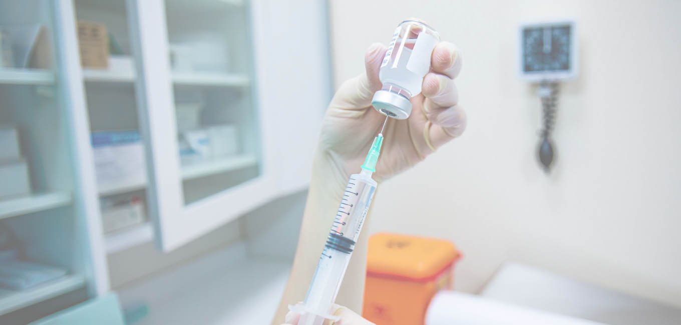 Медик готовит шприц для процедуры